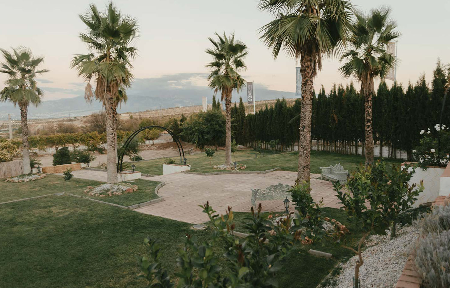 Jardines en Finca los Pensadores con palmeras y cesped