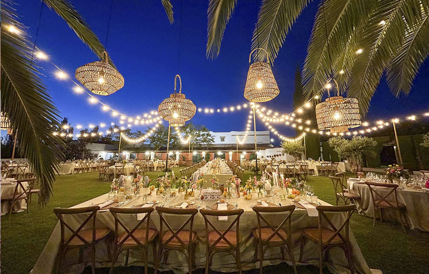 Banquete al aire libre en jardines de Torre del Rey