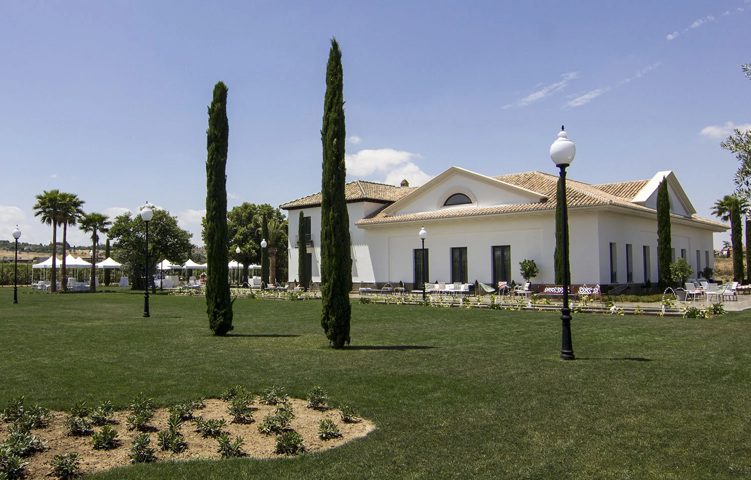 Cortijo Viñas de Belén en Ogijares, Granada. Vista exterior de jardines y casa