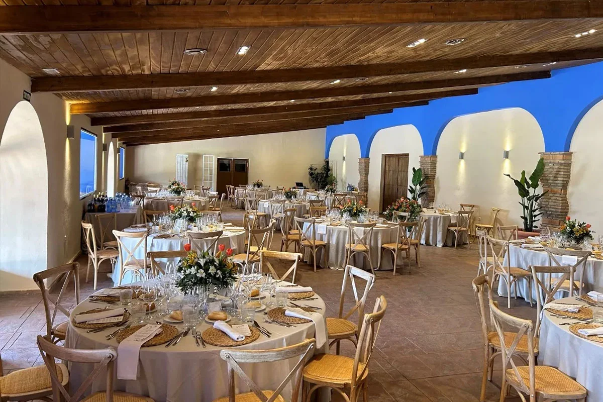 Montaje de mesas para banquete en el salón mirador de Torre del Rey