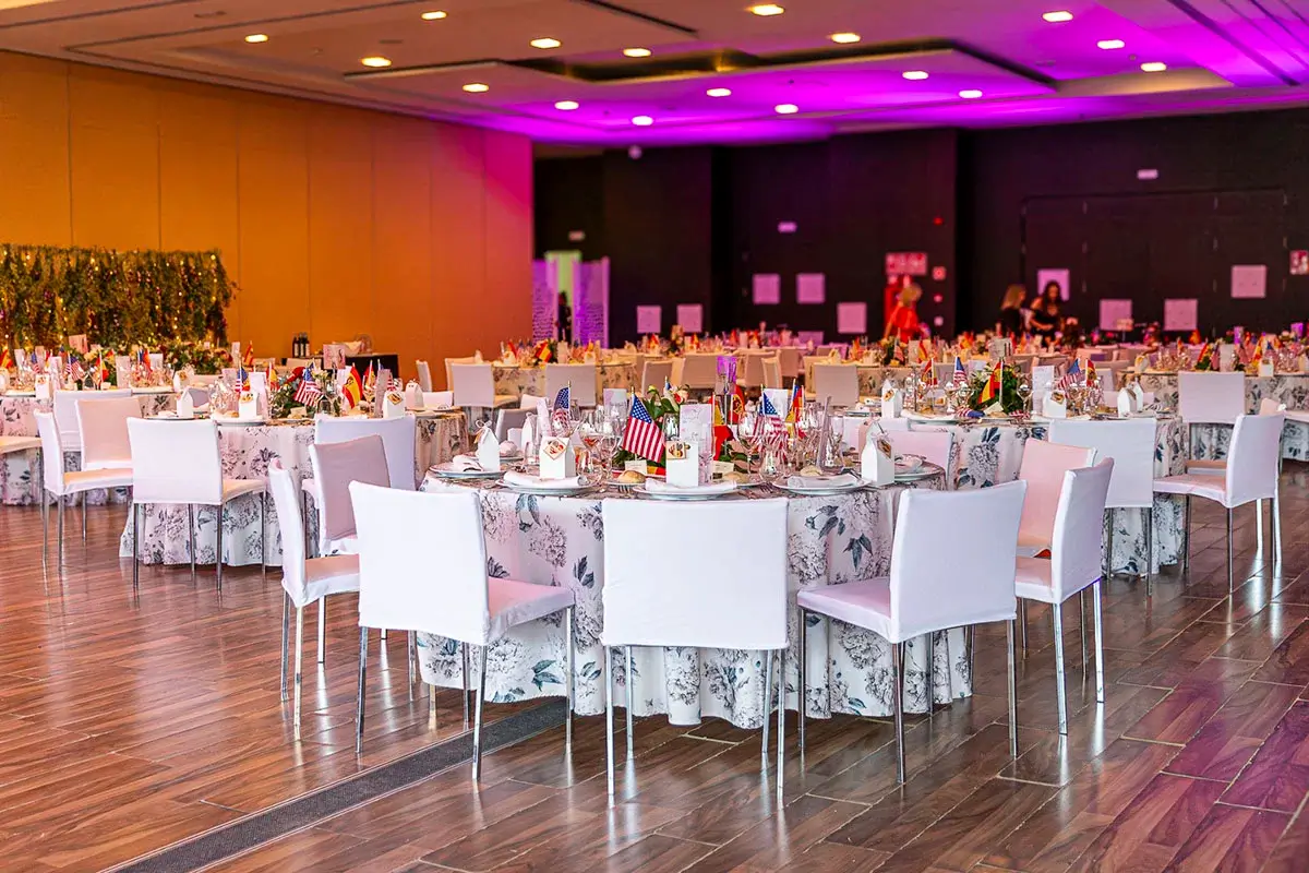 Salón de celebraciones preparado con celebración de banquete en el hotel Abades Nevada Palace