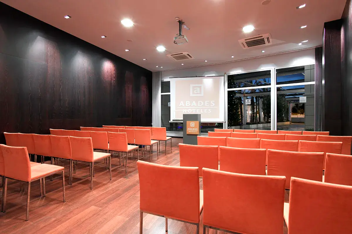 Sala de eventos preparada para realizar una presentación de empresa en el hotel Abades Nevada Palace