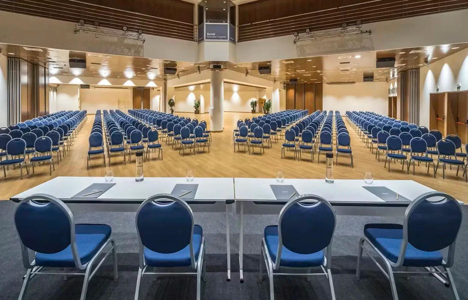 Salón de reuniones en Barcelo Granada Congress para evento de empresa con muchos asistentes