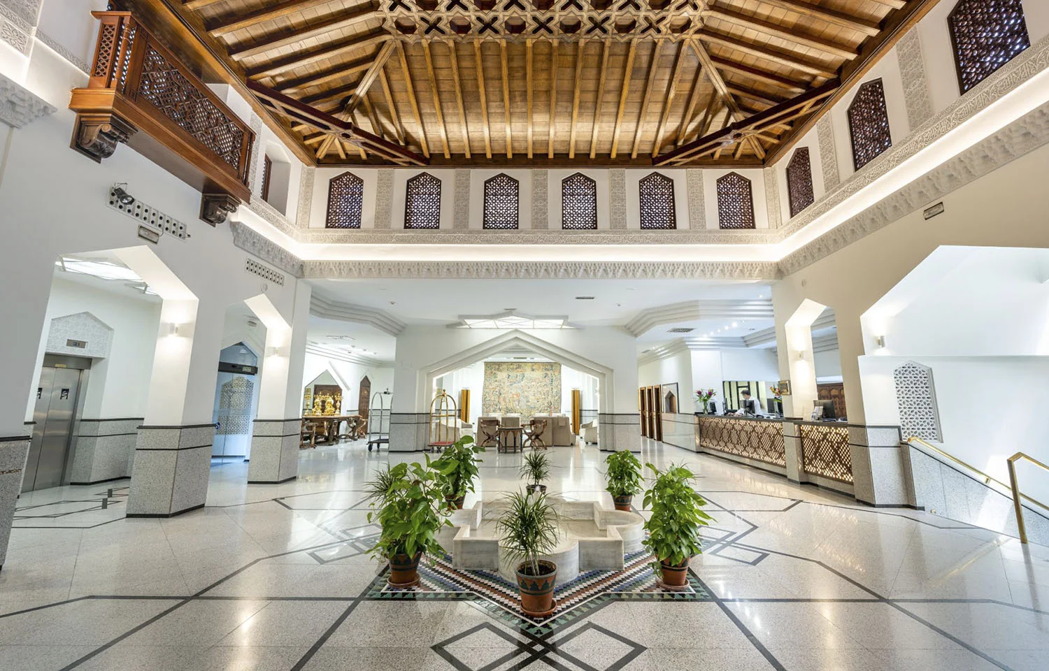 Hall de recepción del hotel Saray en Granada