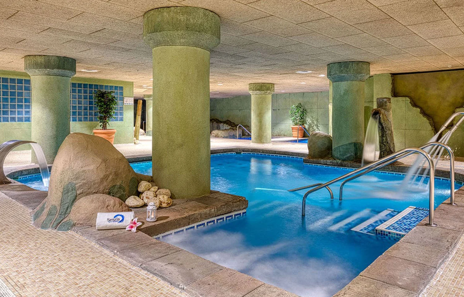 Piscina interior del spa del hotel Senator de Granada