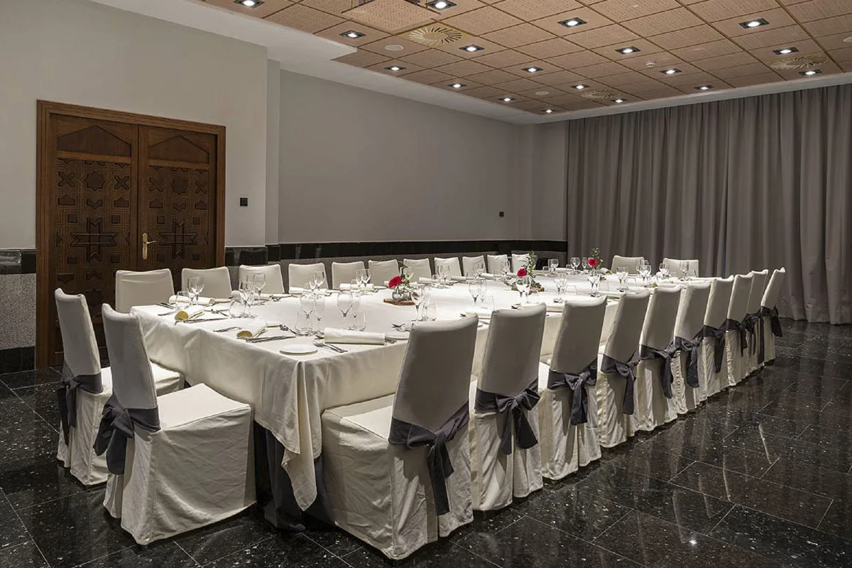 Montaje de mesas en formato imperial para evento en el salón Albayzin del hotel Saray Granada