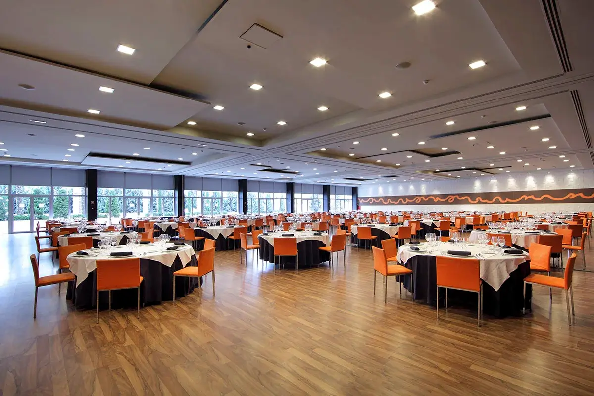 Salón con montaje para banquete en salón de eventos del hotel Abades Nevada Palace