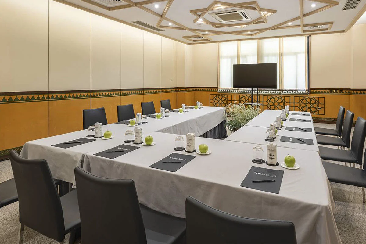 Montaje de mesa en formato imperial en evento de empresa realizado en el hotel Saray