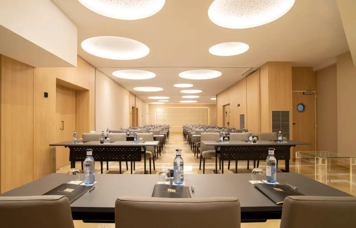 Salón de eventos del hotel Granada Center preparado para evento de empresa