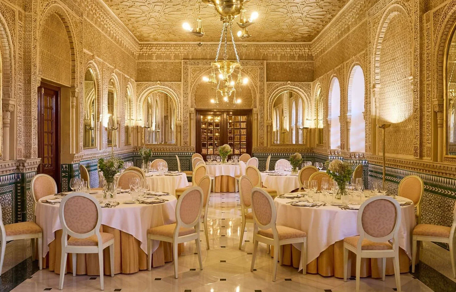 Salón árabe montado para banquete en el hotel de Granada Alhambra Palace