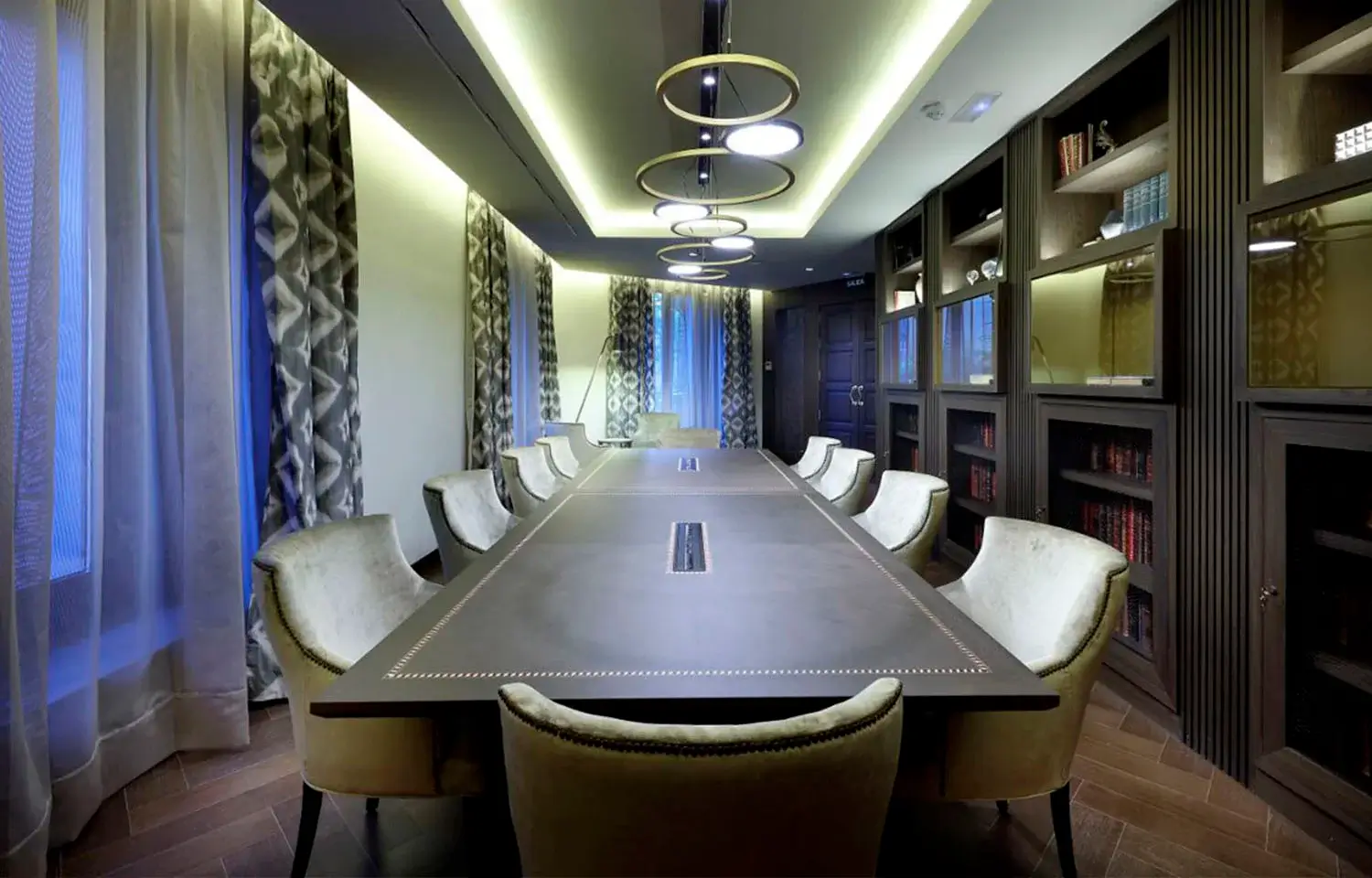 Mesa imperial para celebración de eventos de empresa en el hotel Áurea Washington Irving de Granada