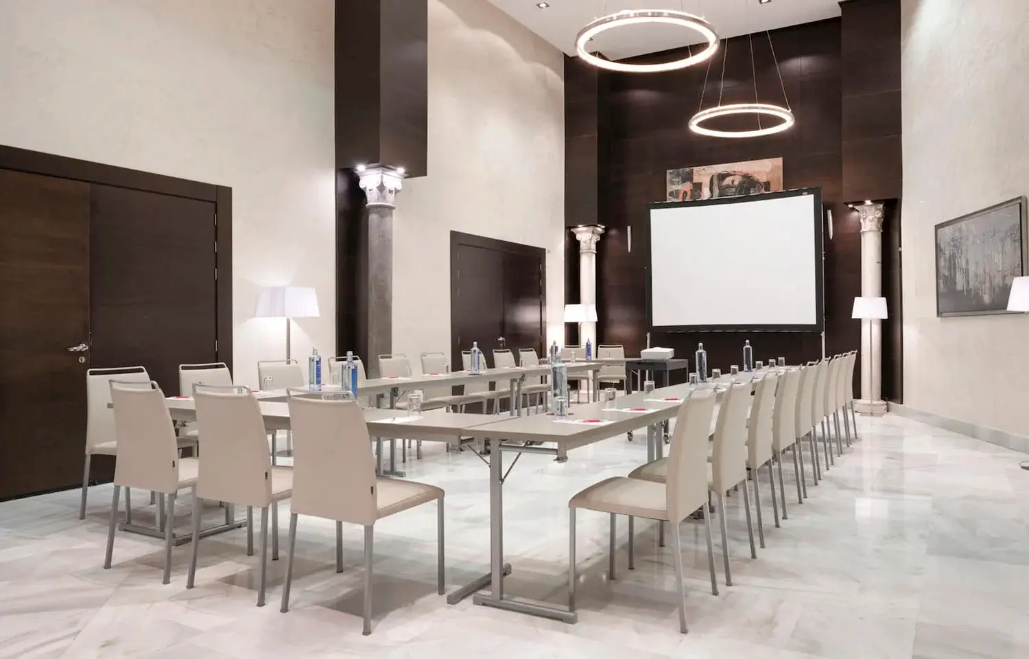Salón Real del hotel NH Collection Victoria preparado para evento de empresa