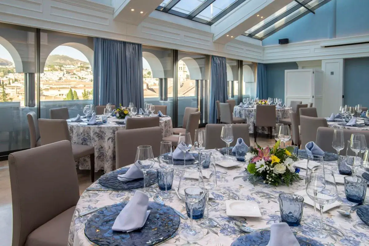Montaje de mesas en disposición banquete para celebración de cena de gala o boda