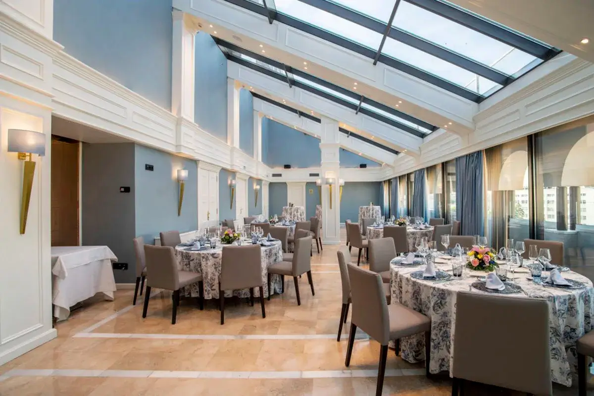 Montaje de banquete en salón muy luminoso del hotel Granada Center con amplias cristaleras
