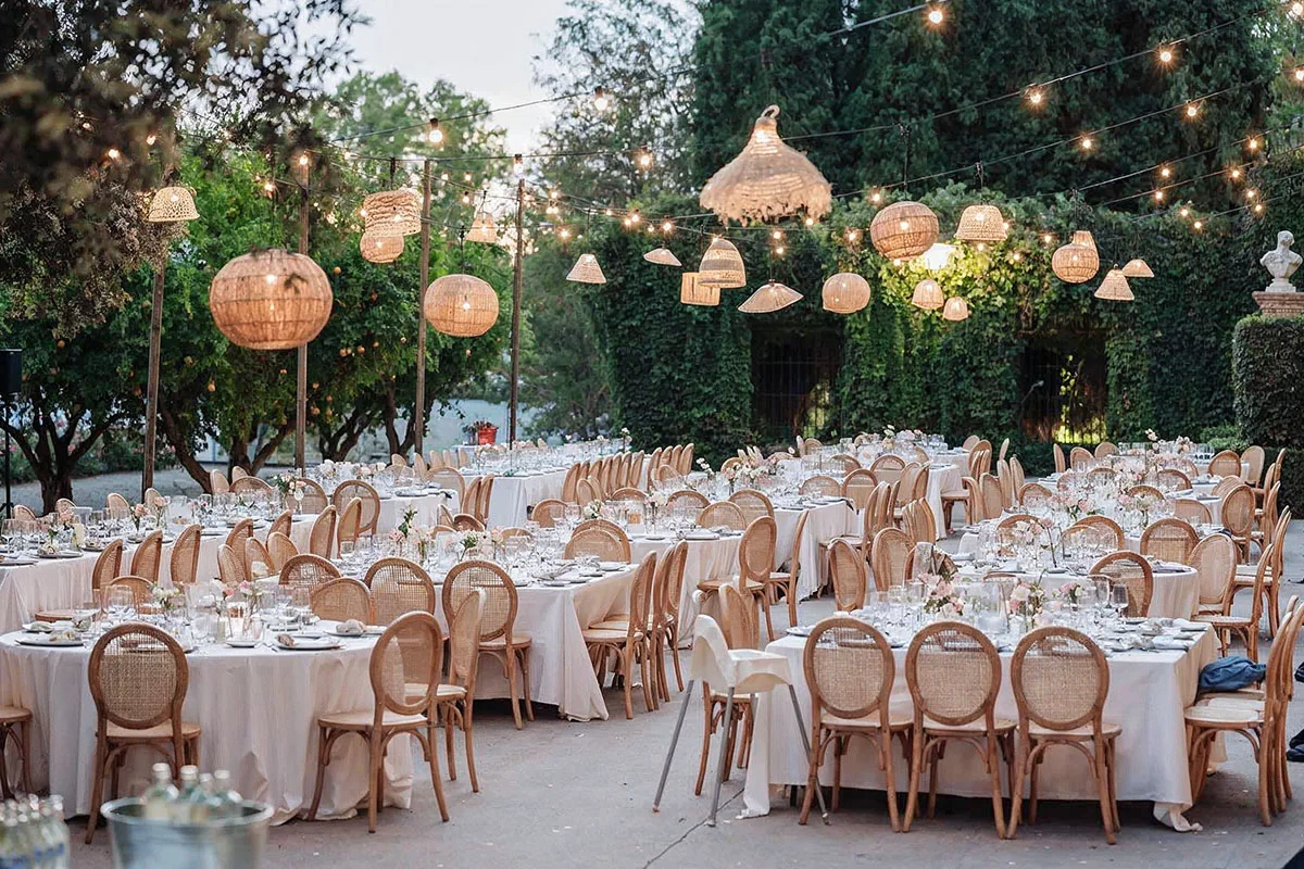 Montaje de banquete al aire libre realizado en el Palacio de los Córdova por Elpida Catering
