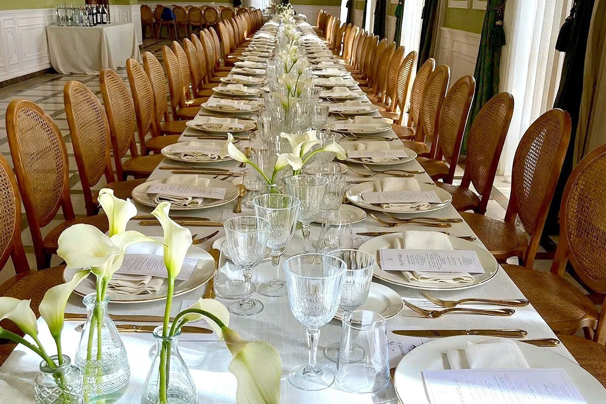 Montaje de cena de gala en salón del Carmen de los Mártires realizado por Catering Elpida