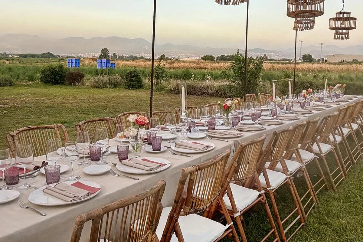 Montaje de catering Elpida en una finca para evento al aire libre
