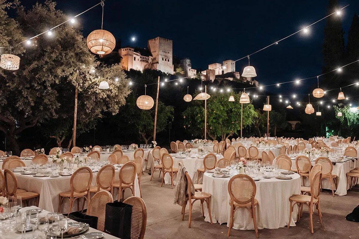 Cena de gala al aire libre en el Palacio de los Córdova con la Alhambra al fondo. Realizado por Elpida Catering