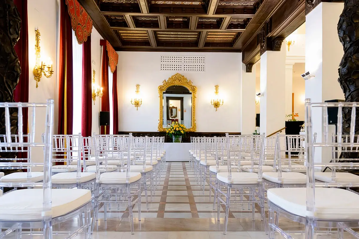 Sillas elegantes preparadas para discurso de presentación de producto en el interior del Carmen de los Mártires