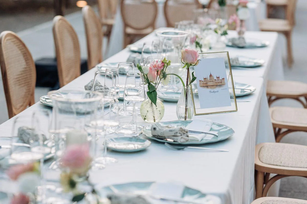 Detalles de mesa de banquete realizado por catering elpida para un evento en Granada