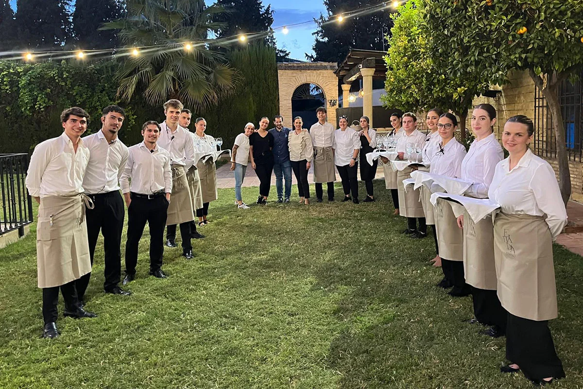 Camareros, equipo de sala y cocineros de catering Elpida antes de realizar un servicio de catering en Granada