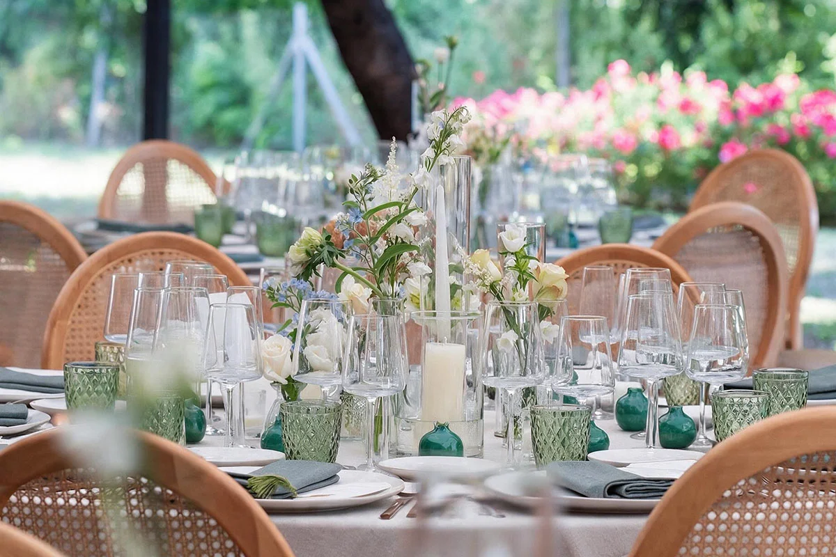 Mesa de banquete redonda montada para evento por elpida catering