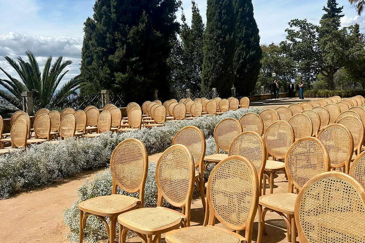 Sillas colocadas para los asistentes de una celebración de boda en Granada realizada por Elpida Catering