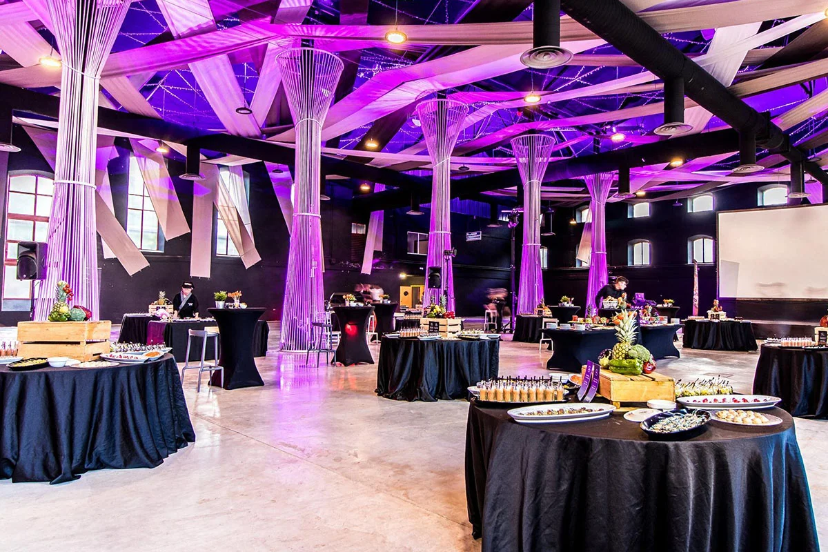 Mesas con gran cantidad de aperitivos para degustar por los invitados a un evento de empresa en Fermasa