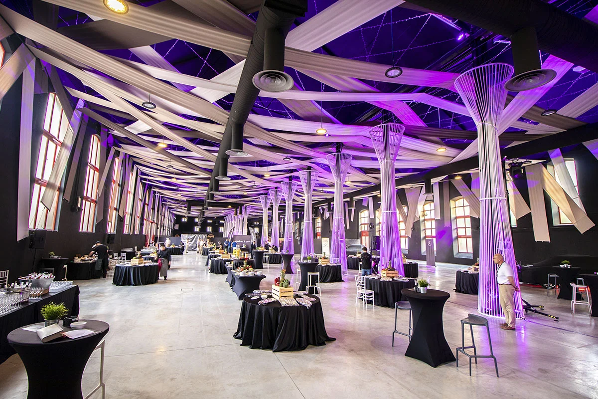 Mesas buffet con diferentes tipo de gastronomía y aperitivos para evento empresarial celebrado en la Azucarera