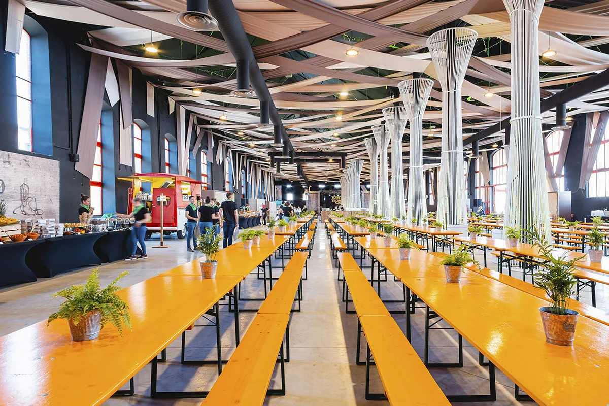 Montaje de mesas y sillas personalizado para evento de empresa realizado en el interior de la Azucarera