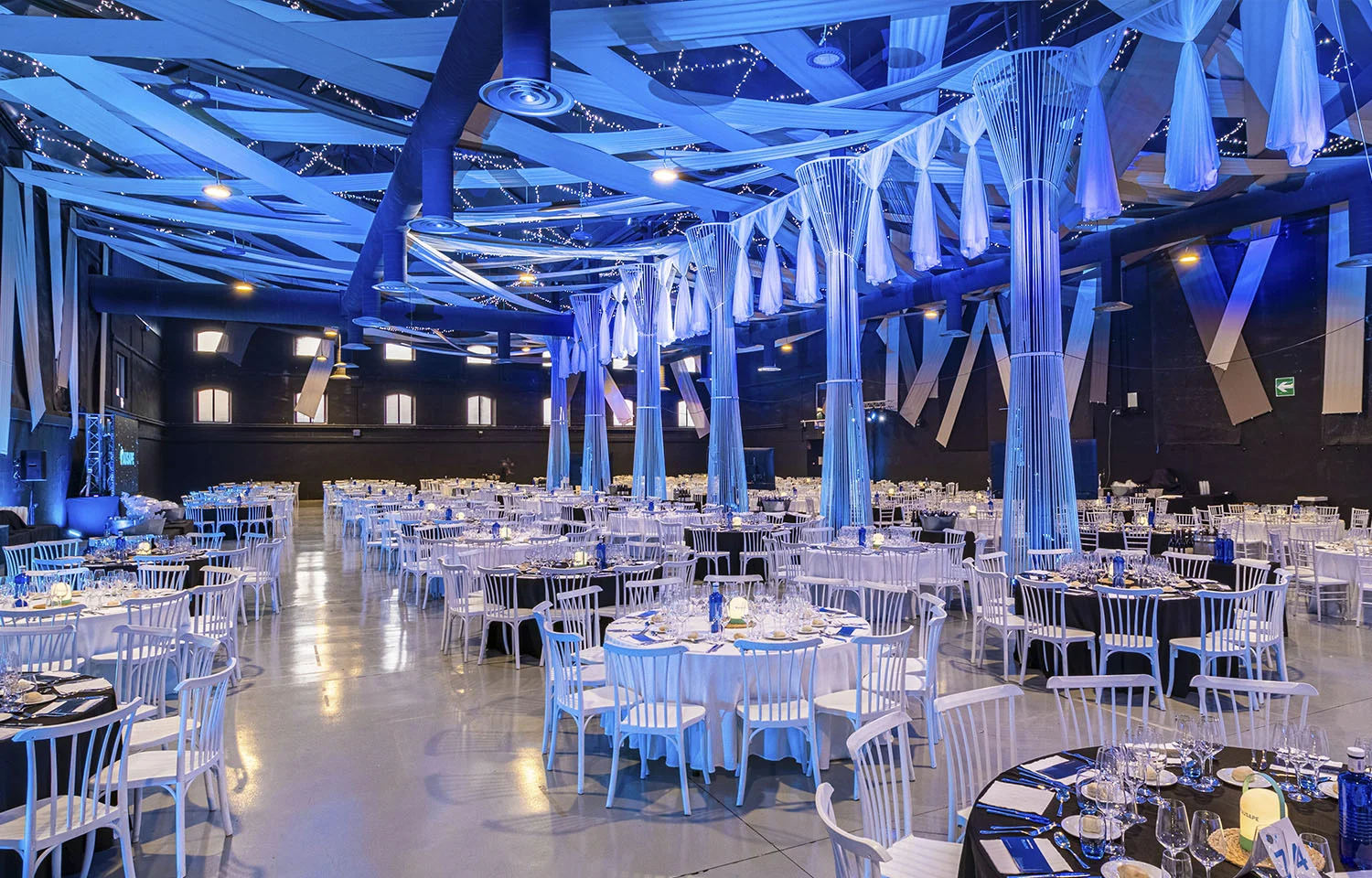 Interior del salón de la azucarera ubicada en la feria de muestras de Armilla con un montaje para celebrar una cena de gala empresarial