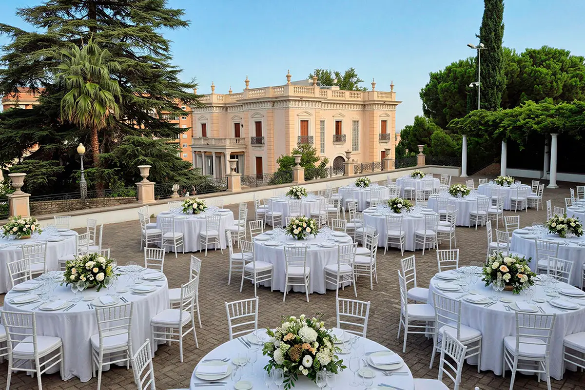 Palacio de Quinta Alegre en Granada Montaje de mesas y sillas para celebración de banquete en la terraza del Palacio de Quinta Alegre en Granada